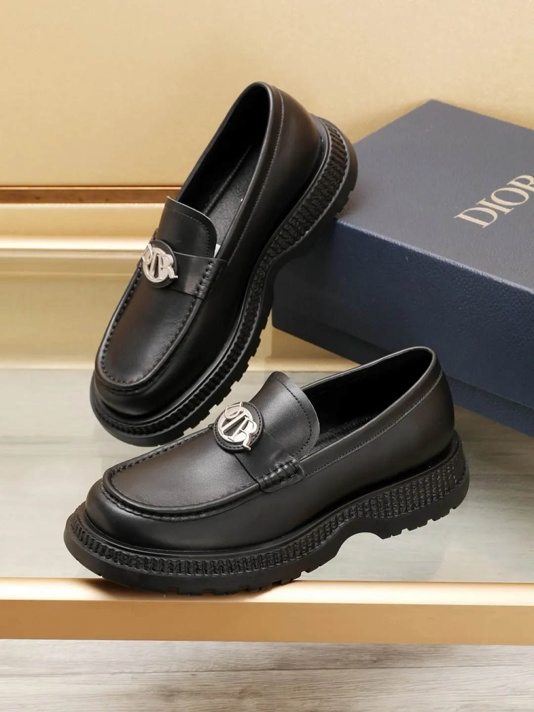 Factory P500💰dior 🆕Men's classic loafers, which combine classic shoe styles with retro California style. Slipper style design, easy to put on and take off. Crafted from top-grain cowhide leather, they feature a rubber lugged sole and the DIO* AND SHAWN signature in brass and enamel. Wear it with casual clothing or a suit. Size: 38-44 (45.46 customized)